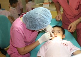 Chăm sóc răng cho bé theo độ tuổi